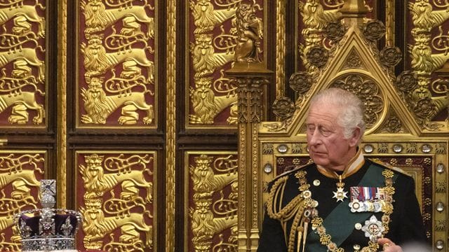 Noch liegt die Krone neben ihm: Thronfolger Charles bei der formales Eröffnung des britischen Parlaments.