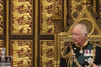 Noch liegt die Krone neben ihm: Thronfolger Charles bei der formales Eröffnung des britischen Parlaments.