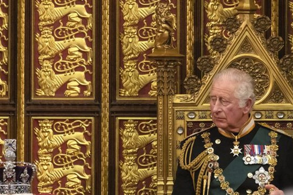 Noch liegt die Krone neben ihm: Thronfolger Charles bei der formales Eröffnung des britischen Parlaments.