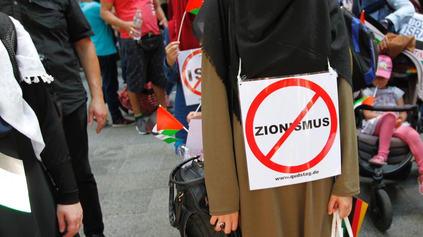 Pro-Palästinensische Teilnehmer bei einer Al-Kuds-Demonstration in Berlin (Archivbild). Auf der Demonstration sind regelmäßig auch antisemitische Parolen zu hören.