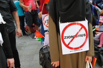Pro-Palästinensische Teilnehmer bei einer Al-Kuds-Demonstration in Berlin (Archivbild). Auf der Demonstration sind regelmäßig auch antisemitische Parolen zu hören.