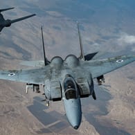 Die USA verlegen offenbar strategische F-15-Bomber nach Griechenland: Damit steigern die US-Streitkräfte ihre Präsenz im Mittelmeerraum.