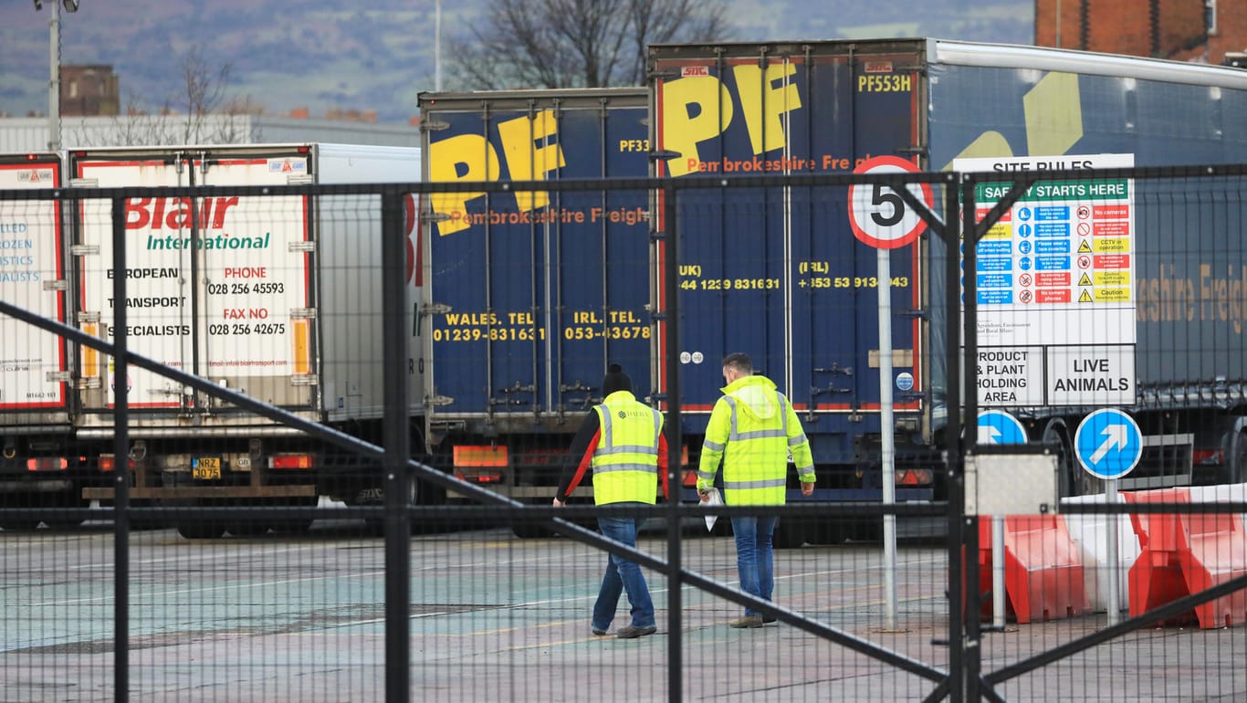 Nordirland: Lastwagen warten an den Belfaster Docks auf eine Kontrolle.