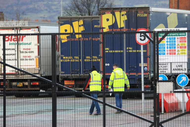Nordirland: Lastwagen warten an den Belfaster Docks auf eine Kontrolle.