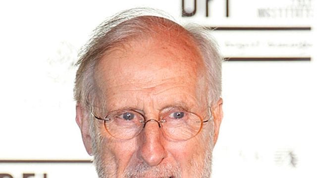 Der US-Schauspieler James Cromwell protestiert bei Starbucks.