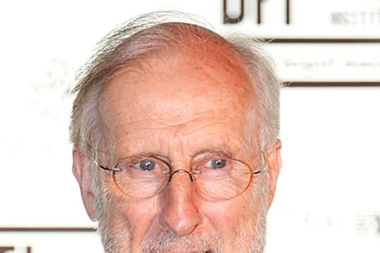 Der US-Schauspieler James Cromwell protestiert bei Starbucks.