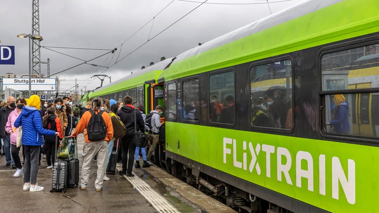 Ein Flixtrain nach Berlin hält am Stuttgarter Hauptbahnof (Archiv): Ab 19. Mai kommt eine weitere Direktverbindung nach Hamburg dazu.