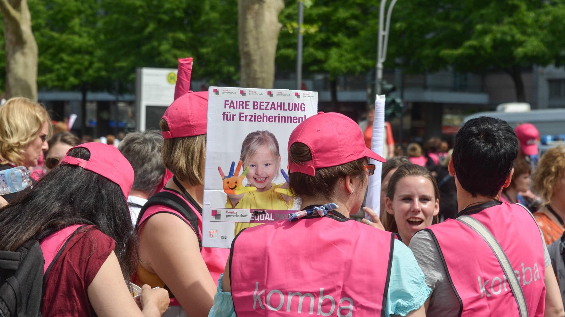 Kita-Mitarbeitende der Gewerkschaft Komba bei einem Streik (Archivbild): Wie stark die Streik-Auswirkungen städtische Kitas treffen werden, ist derzeit noch unklar.