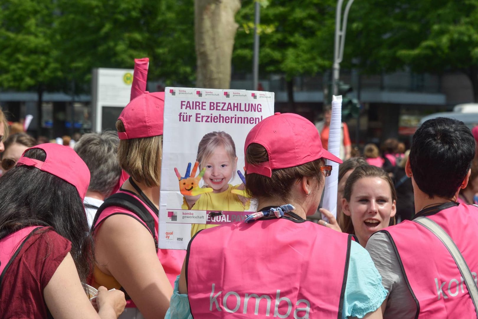 Kita-Mitarbeitende der Gewerkschaft Komba bei einem Streik (Archivbild): Wie stark die Streik-Auswirkungen städtische Kitas treffen werden, ist derzeit noch unklar.