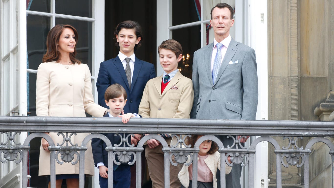 Prinz Joachim mit seiner Familie: Der Royal und seine Ehefrau Prinzessin Marie haben die Kinder Prinz Felix, Prinzessin Athena und Prinz Henrik. Prinz Nikolai ist aus einer früheren Ehe des Dänen.