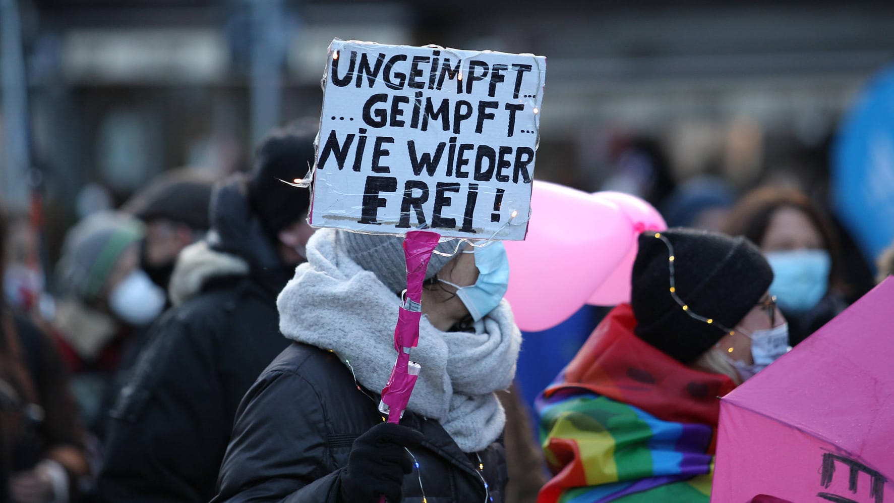 Eine Anti-Corona Demonstration in Hamburg (Archivbild): Die Notrufe wegen Desinfektionsmittelvergiftung häufen sich.