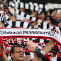 Fan mit Eintracht Frankfurt Schal (Archivbild): Am 18.05 spielt die SGE gegen die Rangers FC um den Europa-Cup.