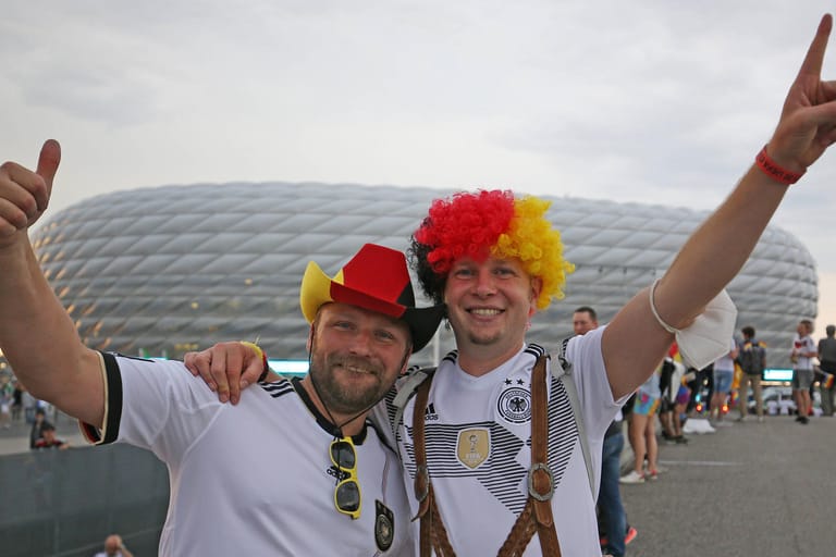 Fans bei der EM 2021 in München (Archivbild): Auch 2024 werden wieder mehrere Spiele der Europameisterschaft in der Allianz Arena ausgetragen.