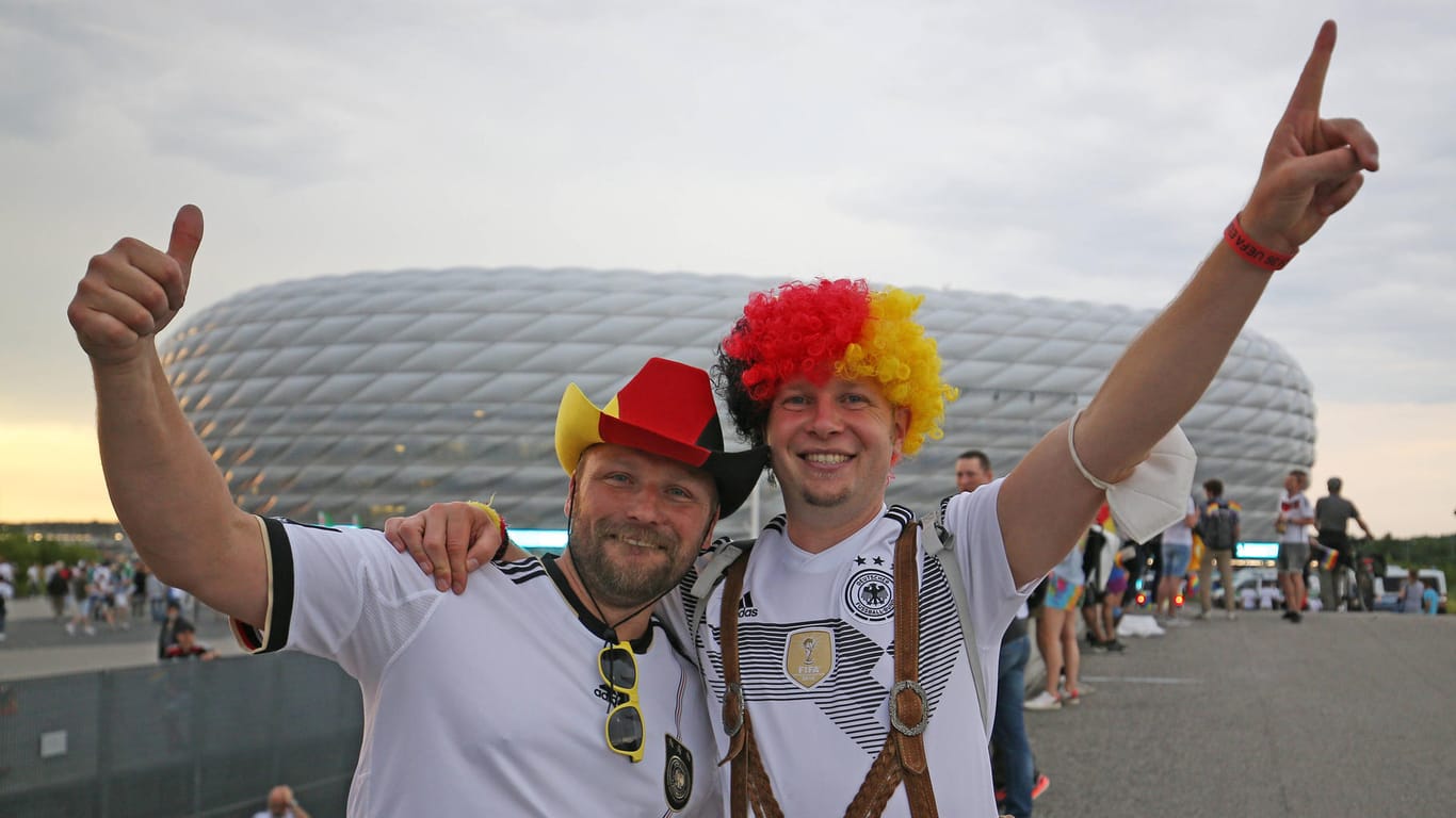 Fans bei der EM 2021 in München (Archivbild): Auch 2024 werden wieder mehrere Spiele der Europameisterschaft in der Allianz Arena ausgetragen.
