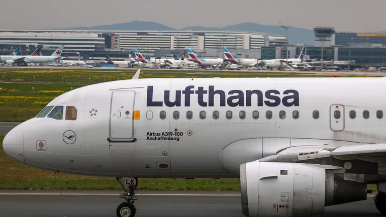 Lufthansa-Maschine in Frankfurt (Archivfoto): Die Airline erhält im Netz eine Welle der Kritik.