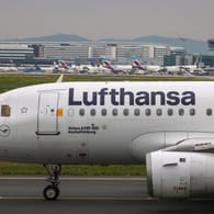 Lufthansa-Maschine in Frankfurt (Archivfoto): Die Airline erhält im Netz eine Welle der Kritik.