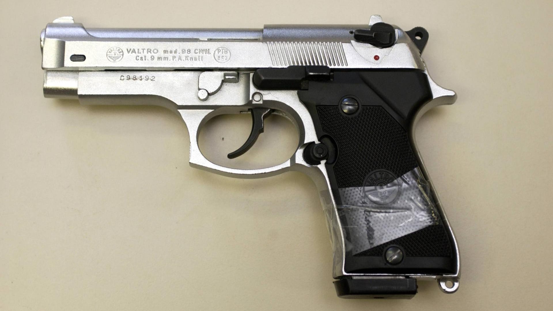 Gaspistole (Symbolbild): Mit einer solche Waffe könnte der Täter laut Polizei geschossen haben. Gaspistole (Symbolbild): Mit einer solche Waffe könnte der Täter laut Polizei geschossen haben.