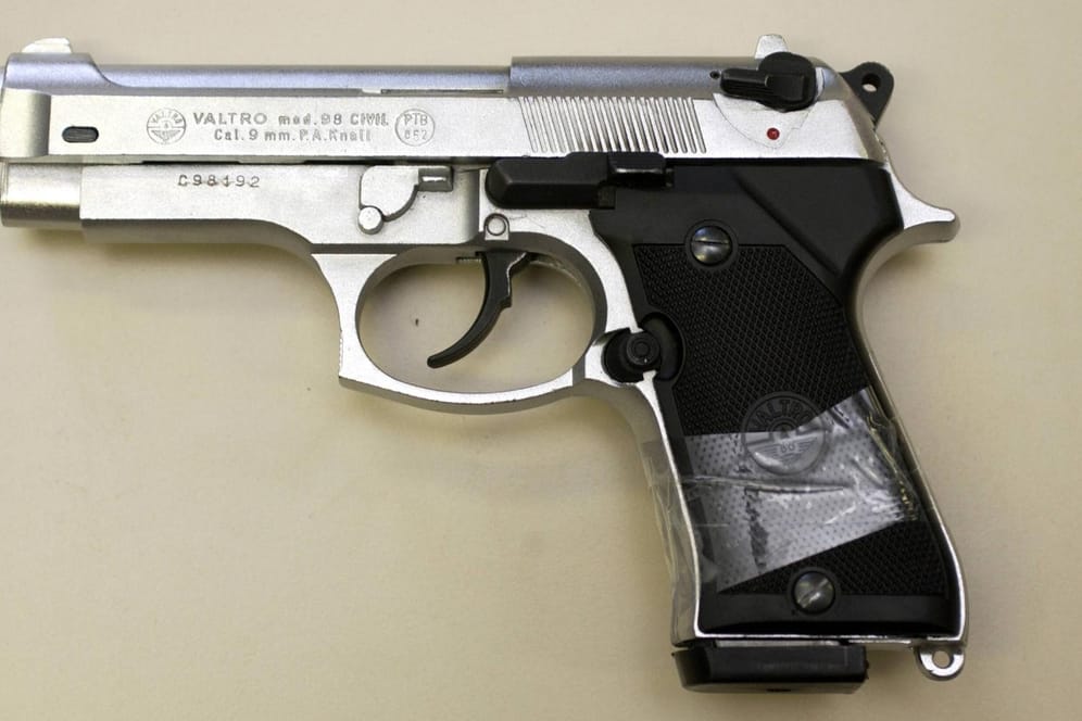 Gaspistole (Symbolbild): Mit einer solche Waffe könnte der Täter laut Polizei geschossen haben.