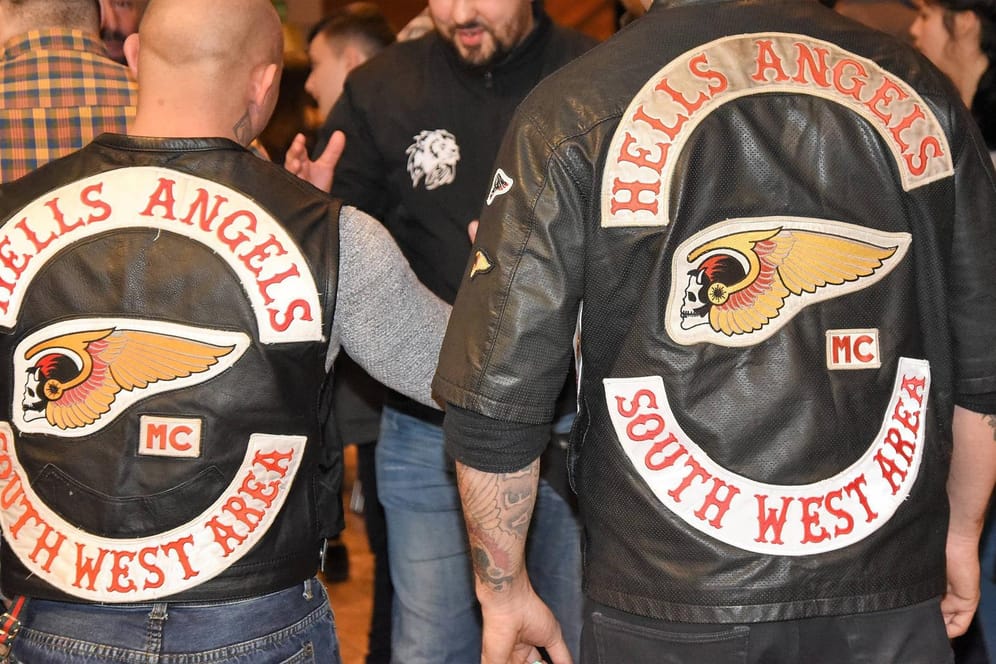 Mitglieder der Hells Angels tragen Kutten: Bei den Rockern hat es nun in zwei Bundesländern Durchsuchungen gegeben.