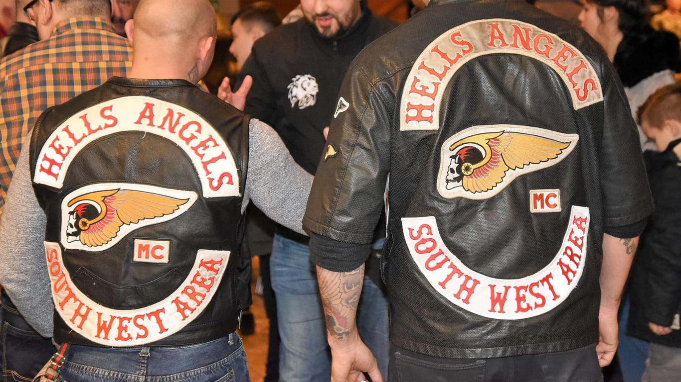 Mitglieder der Hells Angels tragen Kutten: Bei den Rockern hat es nun in zwei Bundesländern Durchsuchungen gegeben.