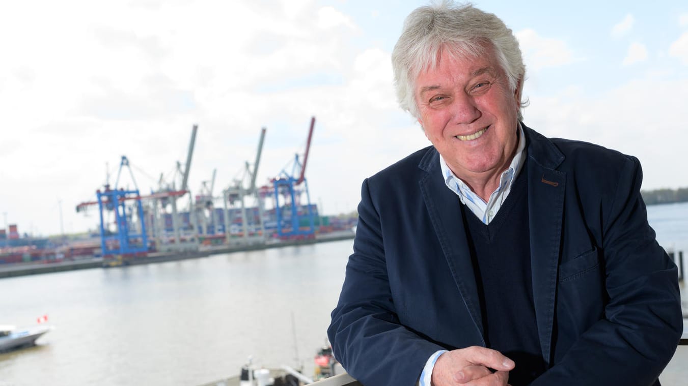 Rolf Zuckowski: Der Musiker posiert kurz vor seinem 75. Geburtstag am Hamburger Hafen an der Elbe.