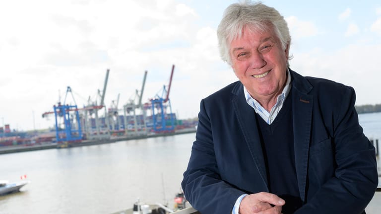Rolf Zuckowski: Der Musiker posiert kurz vor seinem 75. Geburtstag am Hamburger Hafen an der Elbe.