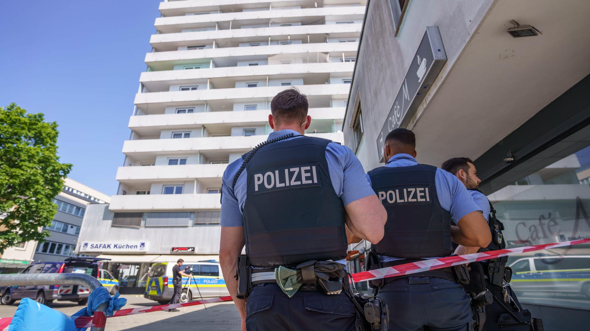 Polizisten stehen vor dem Hochhaus in der Innenstadt: Der Junge lag auf der Straße, das Mädchen im neunten Stock.