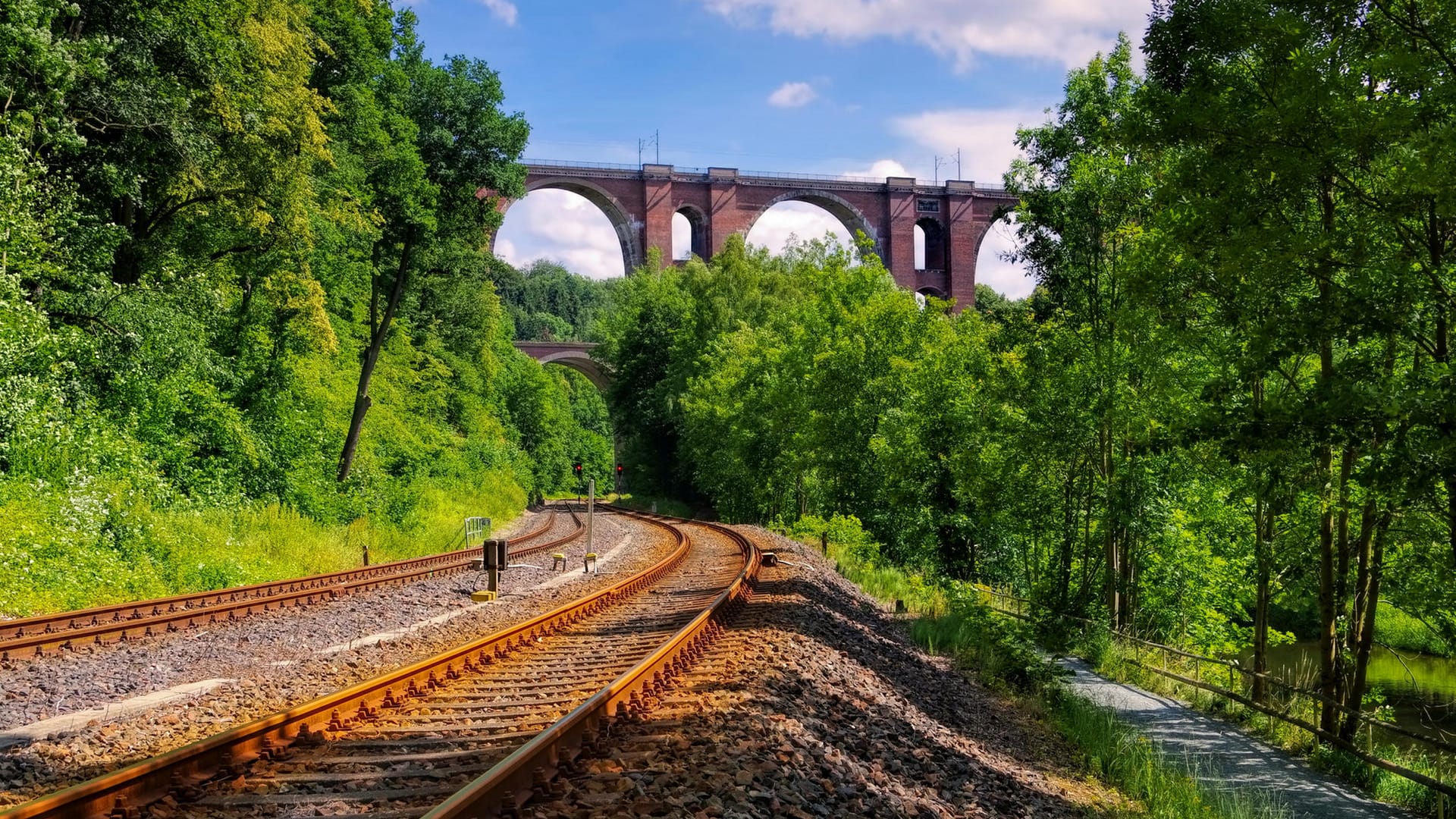 Unterwegs in Sachsen: Die Elstertalbrücke wurde aus zwölf Millionen Ziegelsteinen gebaut.