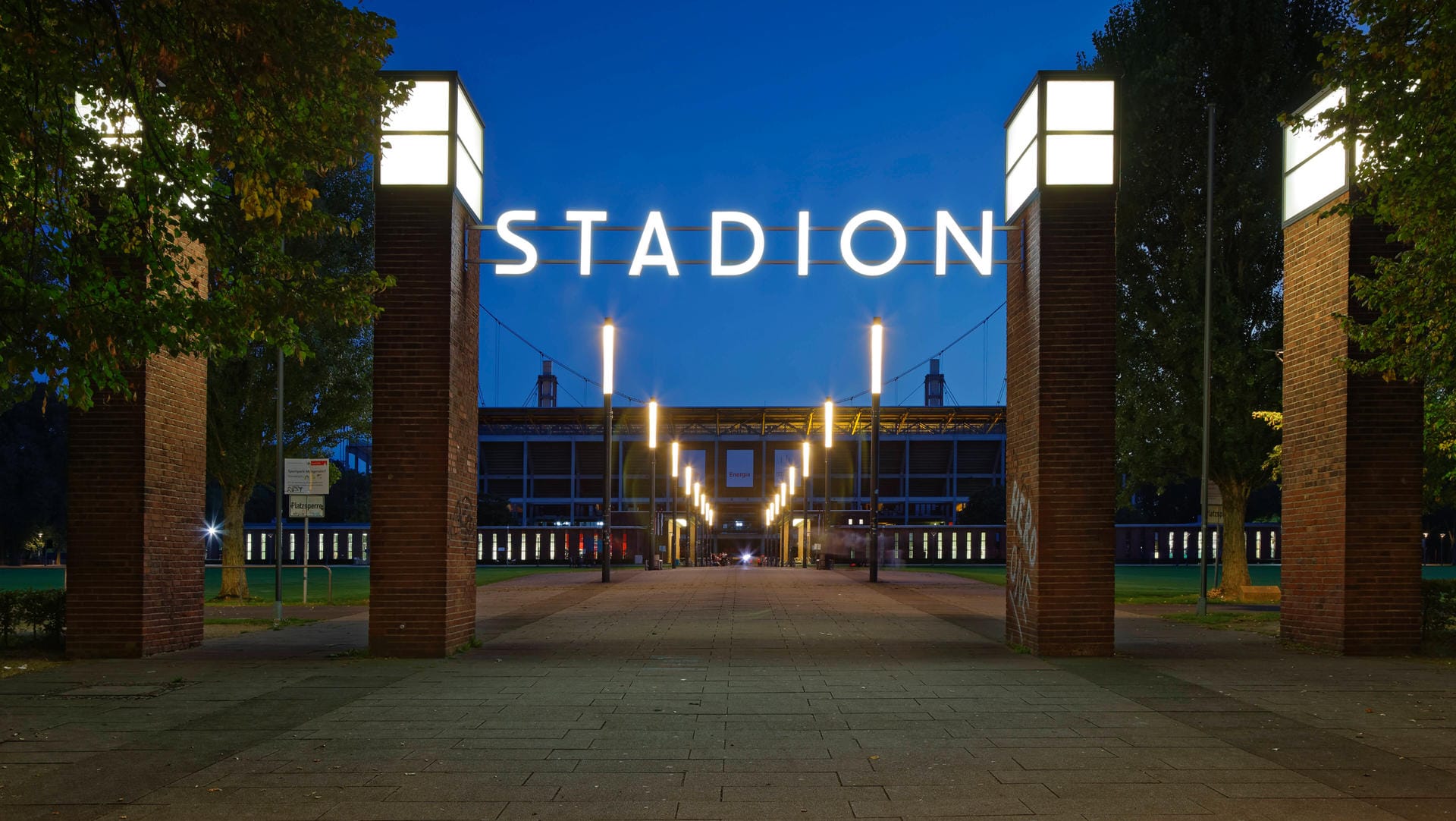 Das Rhein-Energie-Stadion bei Nacht (Archivfoto): Im Juni 2024 wird es Austragungsort für insgesamt fünf EM-Spiele.