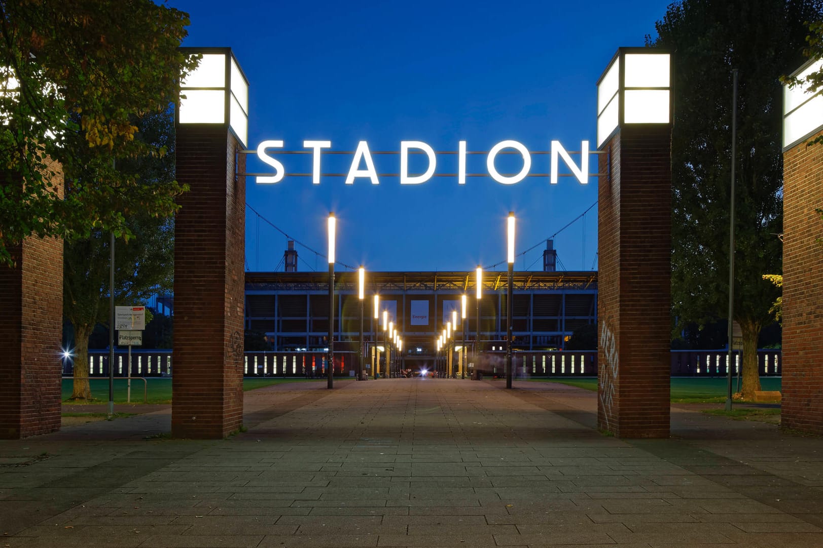 Das Rhein-Energie-Stadion bei Nacht (Archivfoto): Im Juni 2024 wird es Austragungsort für insgesamt fünf EM-Spiele.