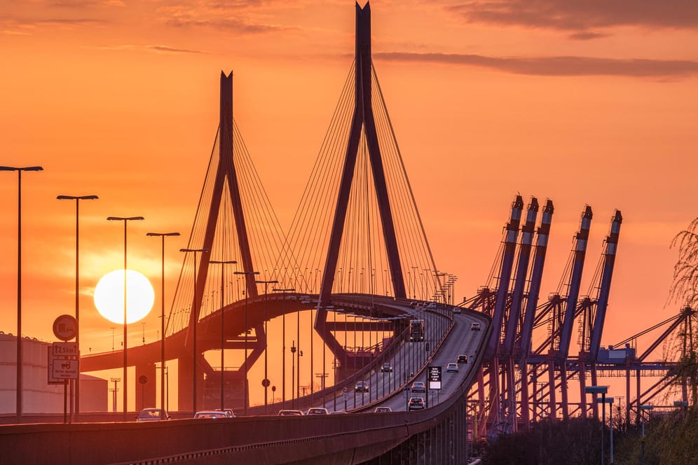 Sonnenuntergang an der Köhlbrandbrücke (Symbolbild): Sie wird am Wochenende gesperrt.