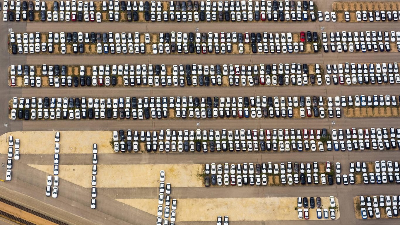 Neuwagenparkplatz einer BMW-Autofabrik (Symbolbild): BMW plant eine Autofabrik in Ungarn ausschließlich mit regenerativen Energiequellen zu betreiben.