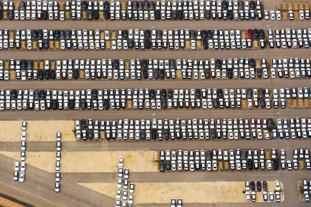 Neuwagenparkplatz einer BMW-Autofabrik (Symbolbild): BMW plant eine Autofabrik in Ungarn ausschließlich mit regenerativen Energiequellen zu betreiben.