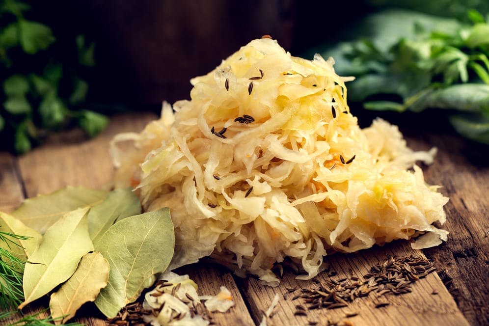 Sauerkraut: Das Kraut ist eine Vitaminbombe und liefert außerdem wertvolle Mineralstoffe.