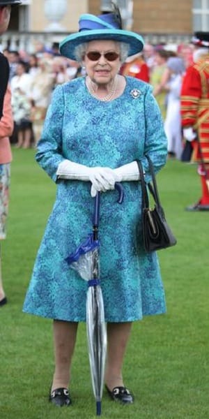 Blumig geht immer: Unter ihren Mänteln trägt die Queen meistens Kleider mit floralen Mustern.