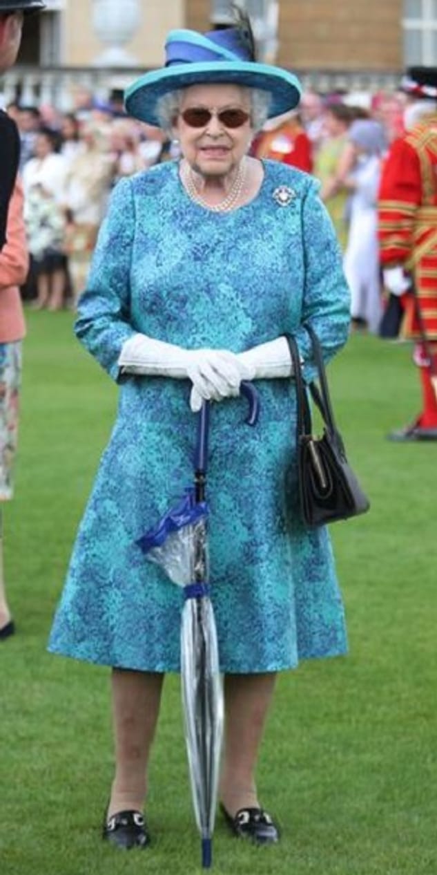 Blumig geht immer: Unter ihren Mänteln trägt die Queen meistens Kleider mit floralen Mustern.