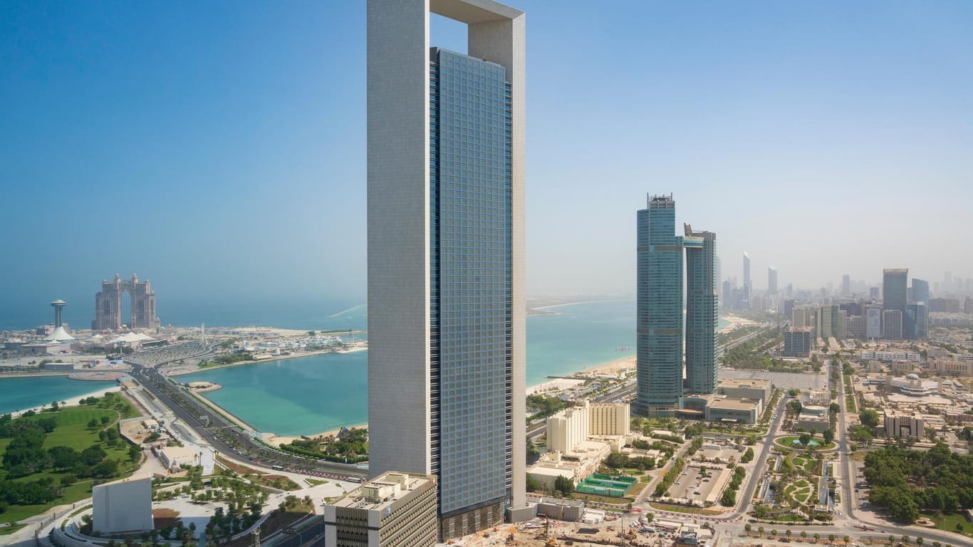 Tower der nationalen Energiegesellschaft ADNOC in Abu Dhabi, Vereinigte Arabische Emirate (Archivbild): Ammoniak-Testlieferungen aus den VAE sollen noch 2022 eintreffen.