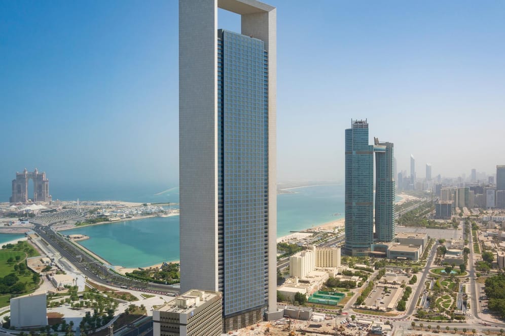 Tower der nationalen Energiegesellschaft ADNOC in Abu Dhabi, Vereinigte Arabische Emirate (Archivbild): Ammoniak-Testlieferungen aus den VAE sollen noch 2022 eintreffen.