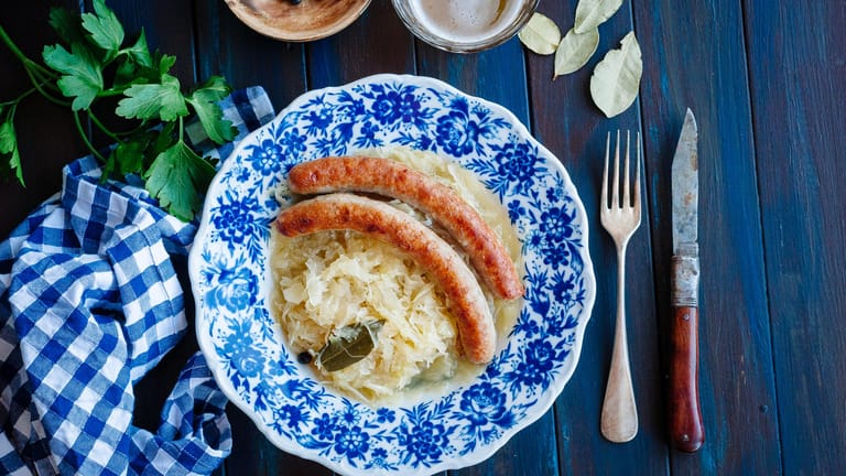 Bratwurst mit Sauerkraut: Oft wird Sauerkraut zu Fleisch gegessen – es passt aber ebenso zu Fisch oder in vegetarische Gerichte.