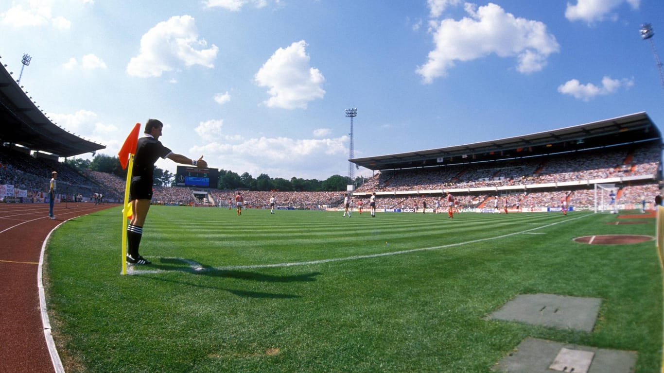 Das ausverkaufte Waldstadion in Frankfurt während einer EM Partie 1988 (Archivbild): Auch 2024 wird die Mainmetropole fünf Spiele austragen.