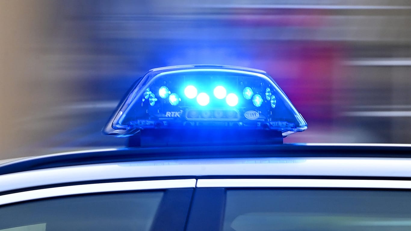 Blaulicht (Symbolbild): Die Polizei sucht Zeugen der Tat.