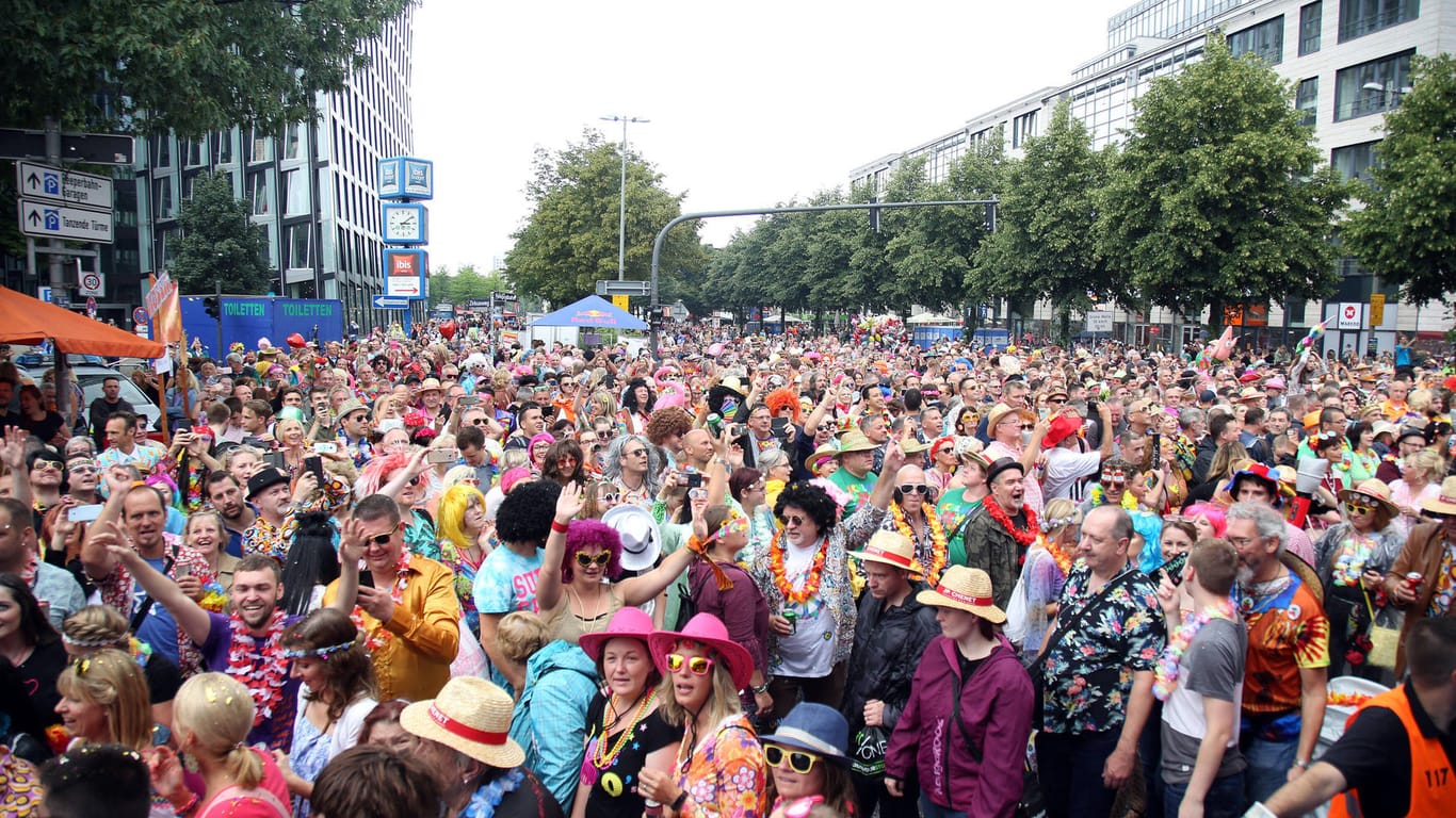 Menschen drängen sich auf dem "Schlagermove" in Hamburg (Archivbild): Großveranstaltungen sind wieder erlaubt.