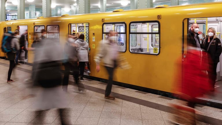 Eine U-Bahn der Berliner BVG an einer Haltestelle (Symbolbild): Das Null-Euro-Ticket könnte teuer werden.