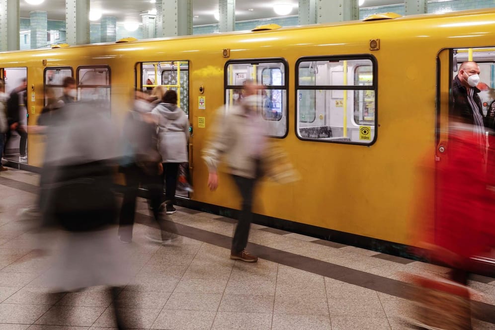 Eine U-Bahn der Berliner BVG an einer Haltestelle (Symbolbild): Das Null-Euro-Ticket könnte teuer werden.
