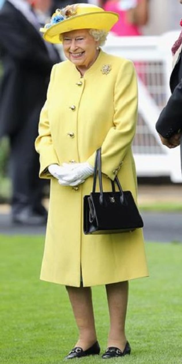 Gelb scheint ihre Ascot-Farbe zu sein: Hier sieht man die Queen im Jahr 2016.