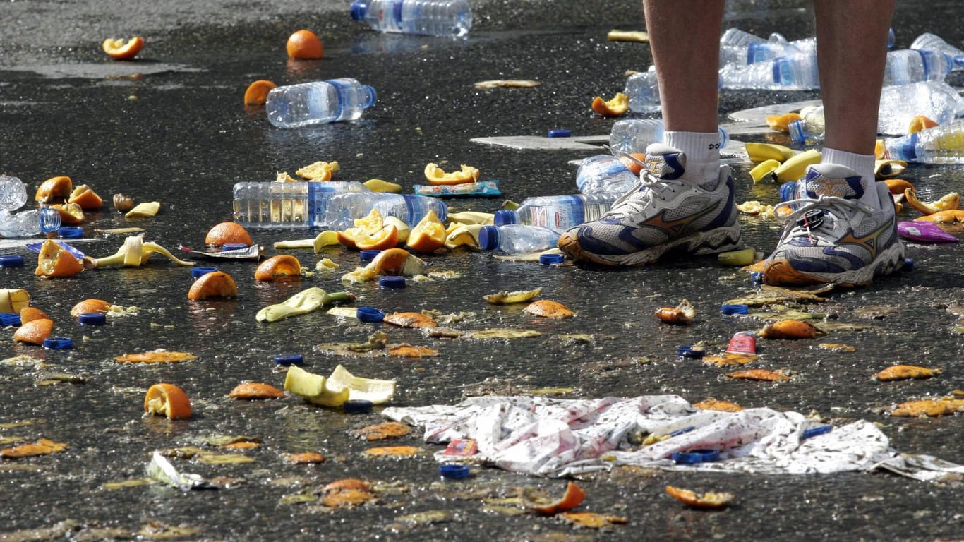 Szenen wie diese wie hier beim Pariser Marathon soll es seltener geben: Die Stadt will den Plastikmüll verringern.