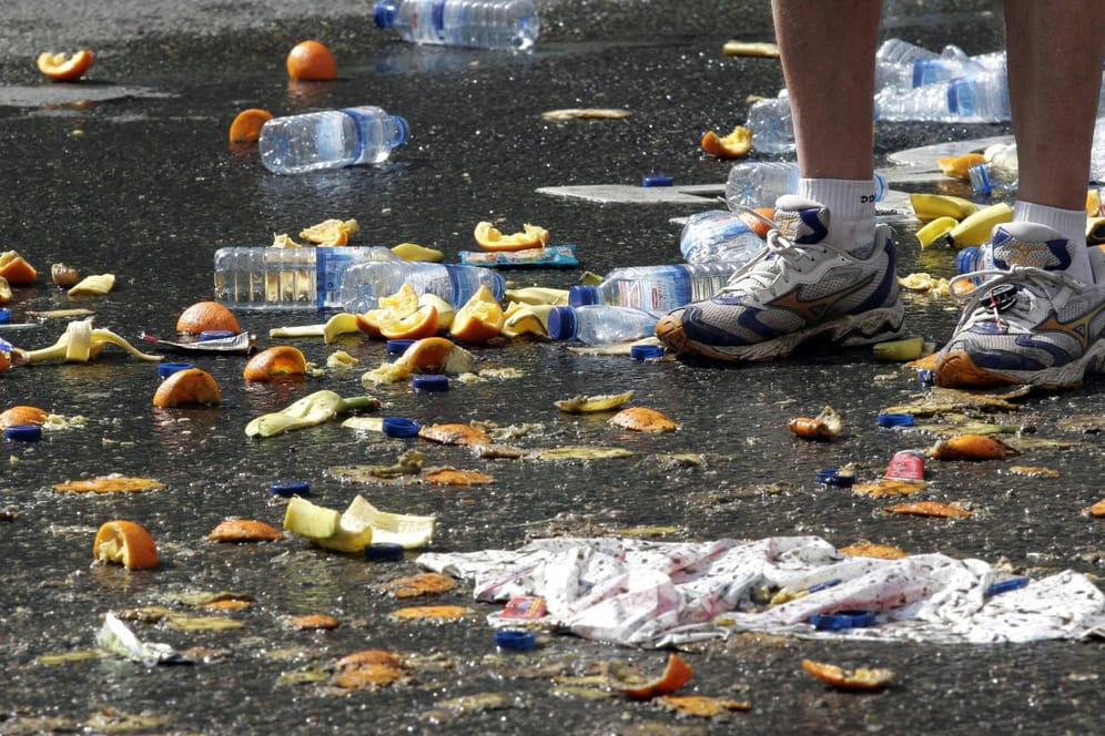 Szenen wie diese wie hier beim Pariser Marathon soll es seltener geben: Die Stadt will den Plastikmüll verringern.