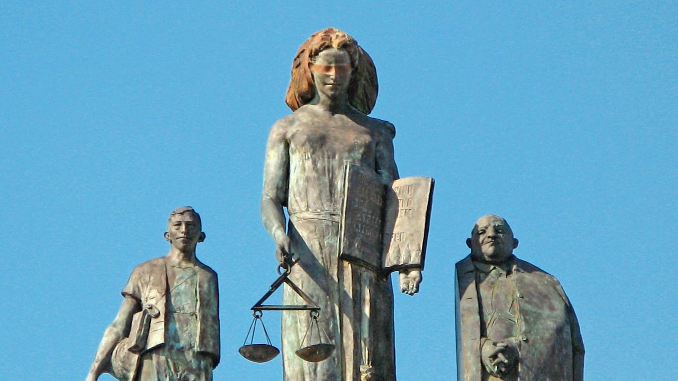 Justitia-Skulptur auf dem Darmstädter Landgericht (Symbolbild): Hier soll den Angeklagten der Prozess gemacht werden.