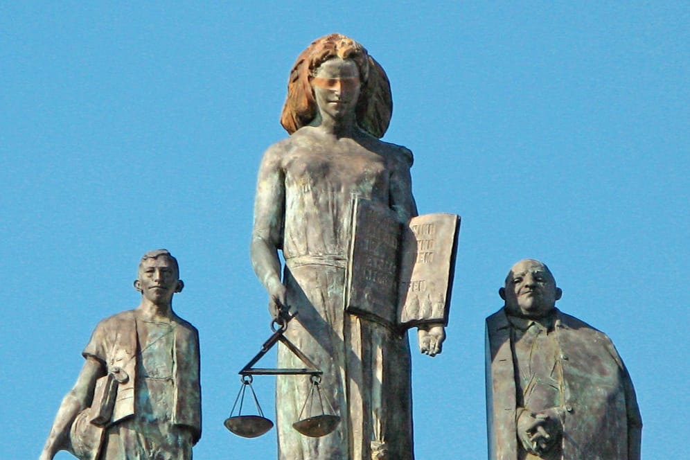 Justitia-Skulptur auf dem Darmstädter Landgericht (Symbolbild): Hier soll den Angeklagten der Prozess gemacht werden.