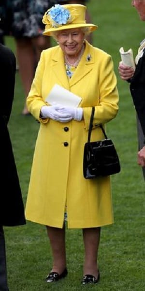 Und dieses vom Royal Ascot 2018 – dabei fällt auf: Zum gelben Outfit wählt die Queen jedes Mal weiße Handschuhe.